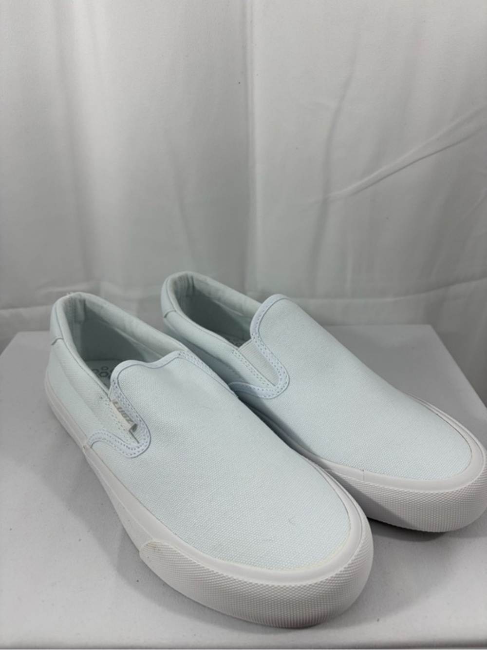 NWT Lugz Women’s Size 8 White Slip-On Sneakers